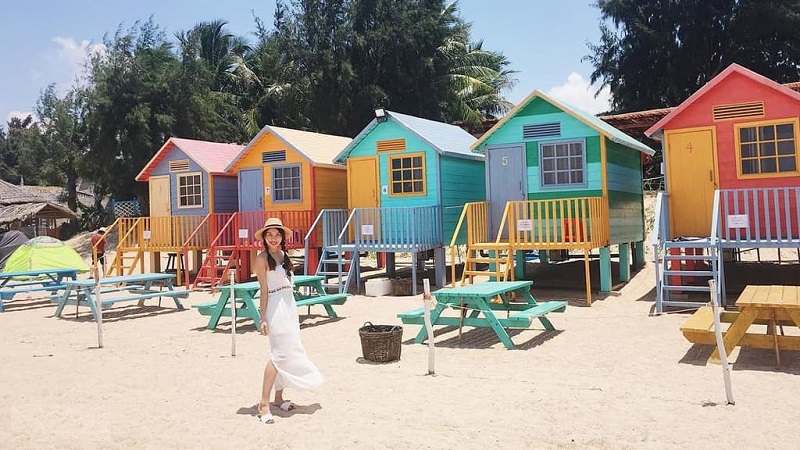 Khu nhà gỗ đầy màu sắc trên bãi biển Đại Lãnh