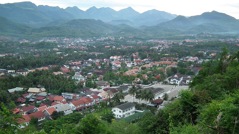 Luang Prabang nằm cách thủ đô Vientiane 425km về phía Bắc.