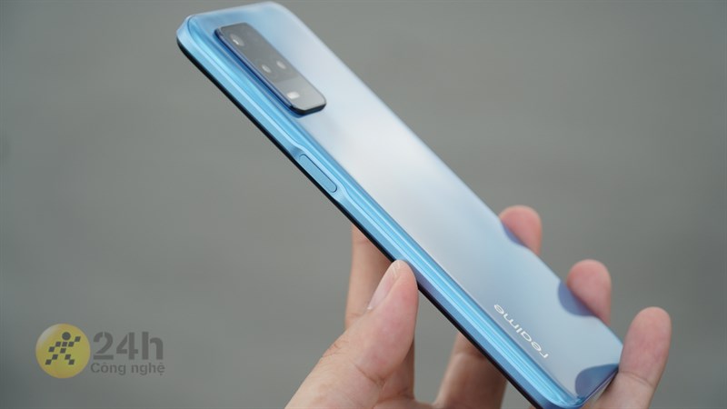 Cạnh phải của Realme 8 5G có nút nguồn kiêm luôn cảm biến vân tay một chạm. Cạnh phải của Realme 8 5G có nút nguồn kiêm luôn cảm biến vân tay một chạm.
