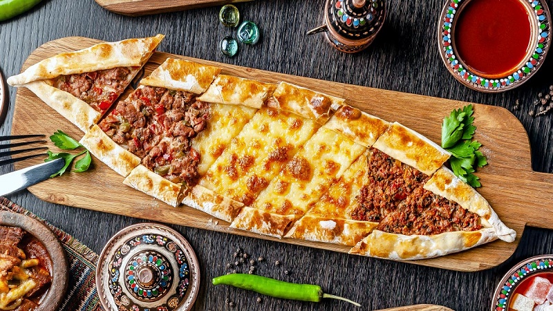 Pide thật ra chính là bánh Pizza của Thổ Nhĩ Kỳ