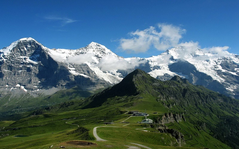 Jungfraujoch có ba ngọn núi liền kề nhau là Jungfrau, Monch và Eiger