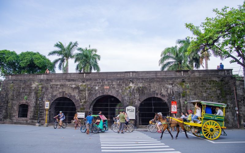 Khách du lịch tham quan, khám phá tại Manila