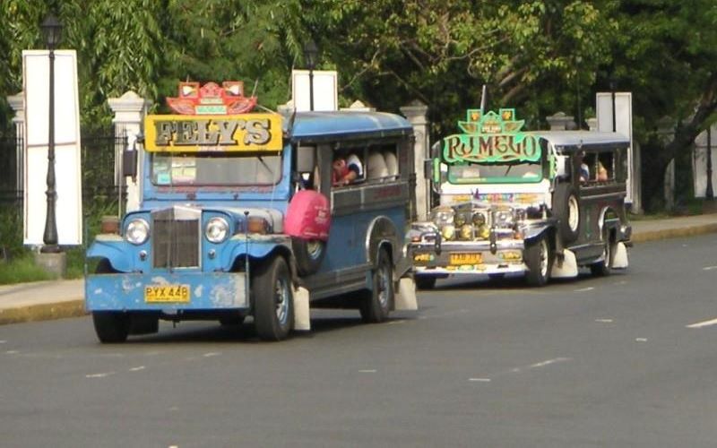 Khách du lịch di chuyển bằng xe jeep tại Manila