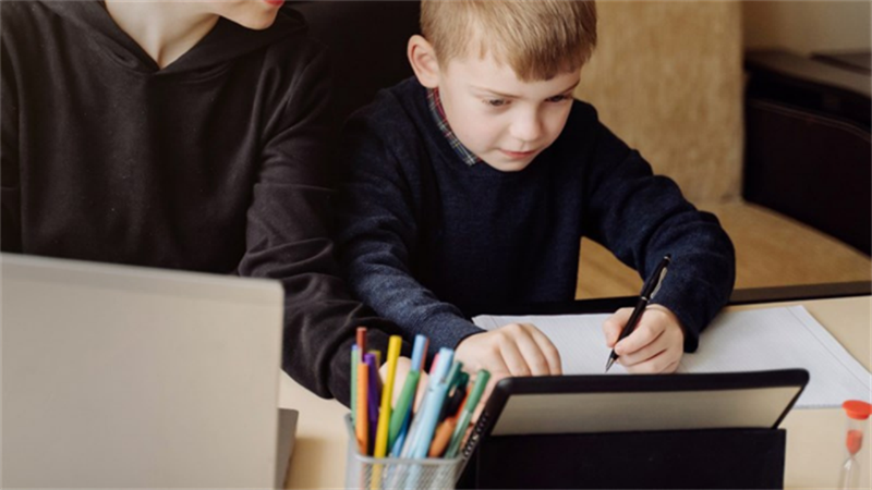 Máy tính bảng cho bé học online tại nhà.