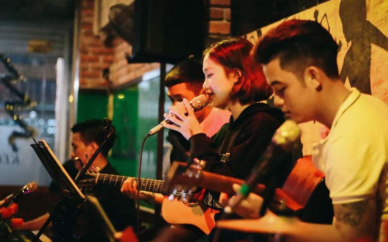 Hát karaoke ngoài trời