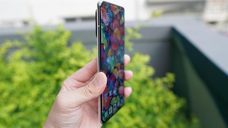 Xiaomi Mi 11 Ultra sở hữu thiết kế màn hình độc đáo