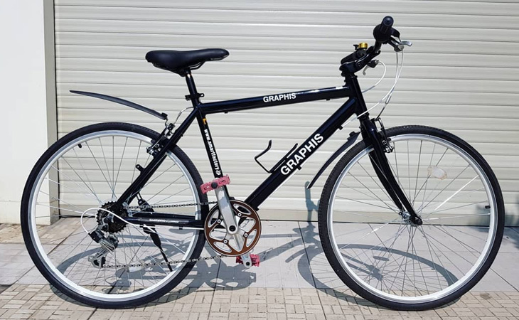 Xe đạp touring làm từ hợp kim thép bền bỉ nhưng có trọng lượng khá nặng