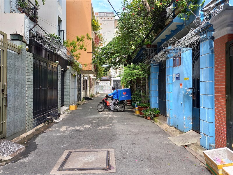 Bước ra đầu hẻm thì thấy anh shipper đang giao hàng Bước ra đầu hẻm thì thấy anh shipper đang giao hàng