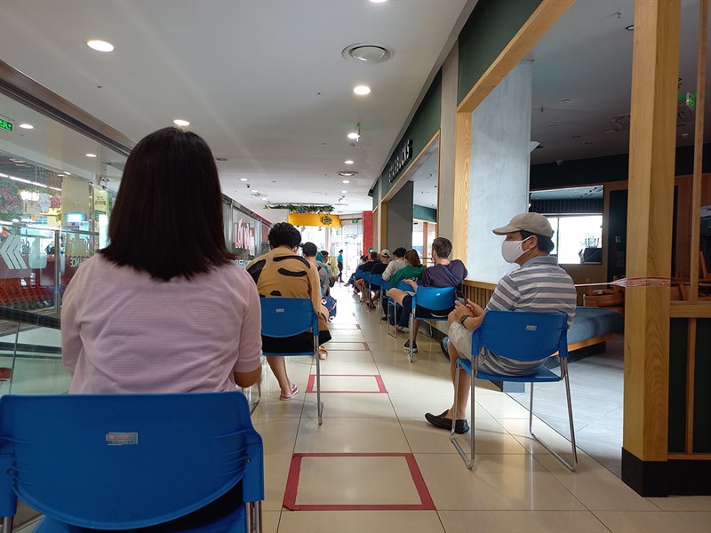 Mình cũng ngồi xếp hàng chờ tới lượt để vào mua hàng Mình cũng ngồi xếp hàng chờ tới lượt để vào mua hàng