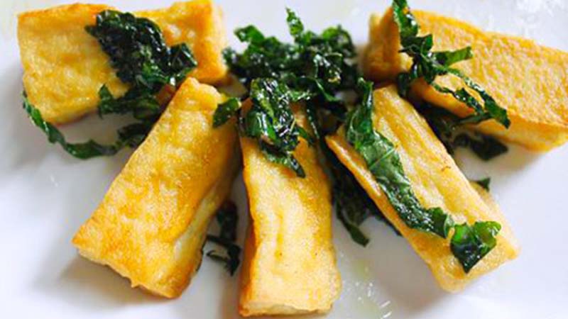 Learn how to make fried tofu with guise leaves, a pure vegetarian dish for the full moon day