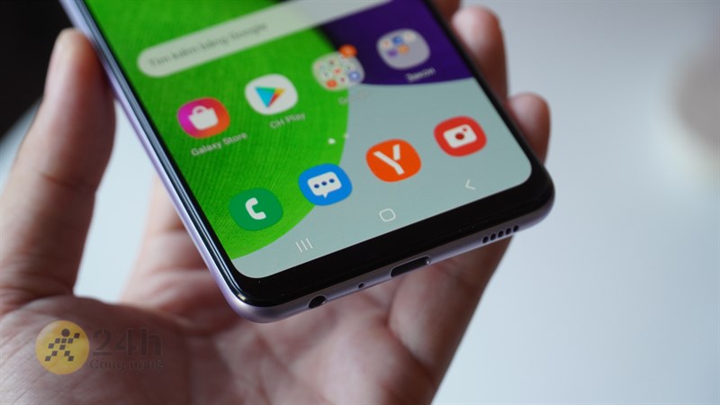 Cằm dưới của Galaxy A22 có hơi dày một chút.