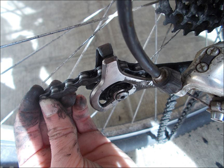 Bạn luồn xích qua lồng Mech phía sau của Derailleur