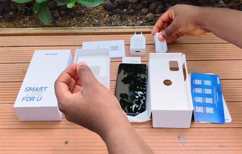Hộp đựng của Doogee N40 Pro bao gồm bộ cáp sạc, que chọc sim, sách hướng dẫn sử dụng. Nguồn: Science and Knowledge. Hộp đựng của Doogee N40 Pro bao gồm bộ cáp sạc, que chọc sim, sách hướng dẫn sử dụng. Nguồn: Science and Knowledge.