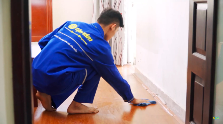 Vệ sinh sạch sẽ khu vực làm việc