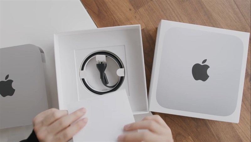 Bên trong hộp có cáp nguồn kèm sách hướng dẫn sử dụng. Nguồn: Justin Tse. Bên trong hộp có cáp nguồn kèm sách hướng dẫn sử dụng. Nguồn: Justin Tse.