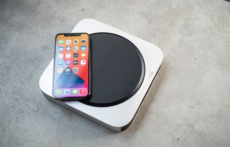Mặt đáy của Mac Mini M1 (2020) có đế cao su chống trơn trượt và in chìm dòng chữ Mac Mini. Nguồn: Justin Tse. Mặt đáy của Mac Mini M1 (2020) có đế cao su chống trơn trượt và in chìm dòng chữ Mac Mini. Nguồn: Justin Tse.