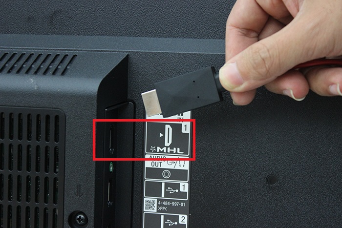 10 Cách kết nối điện thoại Android và iPhone với tivi cực hiệu quả bạn nhất định phải biết > Nối đầu HDMI của dây MHL vào cổng HDMI của tivi