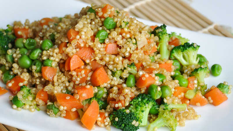 Làm món cơm rang quinoa (diêm mạch) siêu hấp dẫn chẳng sợ tăng cân