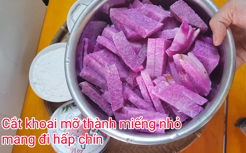 Hấp và nghiền nhuyễn khoai mỡ