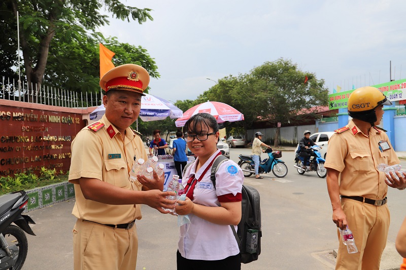 Bài thơ: Em là cảnh sát giao thông đô thành