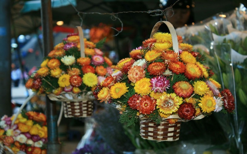 Sắp xếp kiểu giỏ hoa với nhiều màu sắc khác nhau