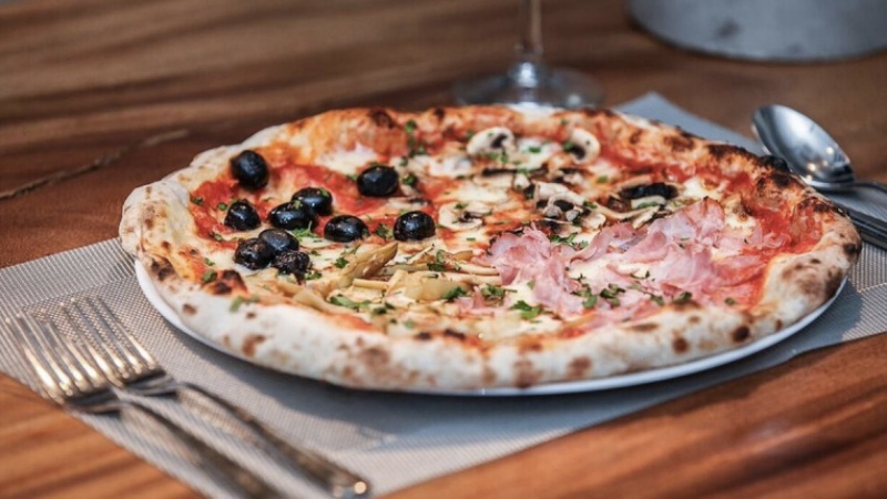 Khi ăn pizza người Ý thường dùng cả dao và nĩa