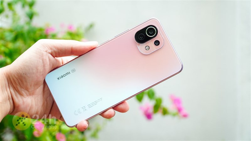 Mặt lưng của Xiaomi 11 Lite NE được làm nhám nên cảm giác cầm nắm rất đã.