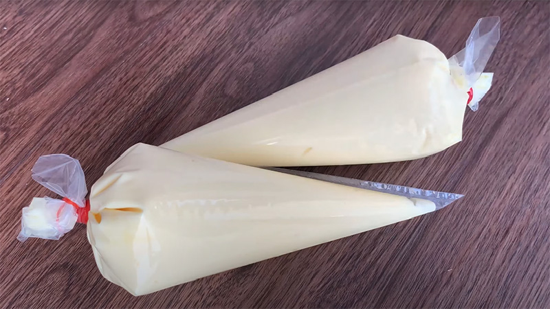 Cho hỗn hợp kem trứng sữa vào túi bắt kem