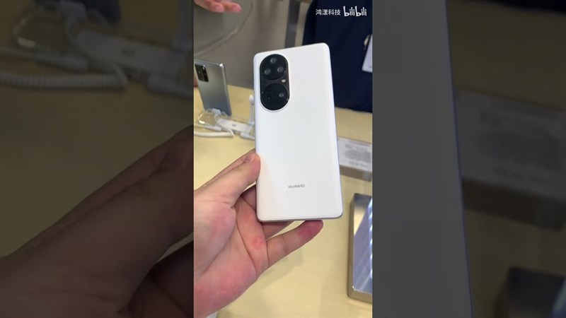 Mô hình Huawei P50 Pro với màn hình cong, cụm camera hầm hố vừa xuất hiện trên tay người dùng