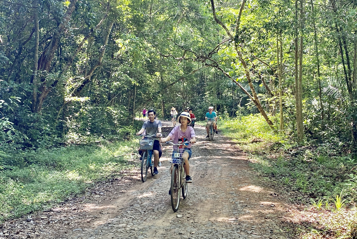 Experience traveling to Cat Tien National Park by bicycle