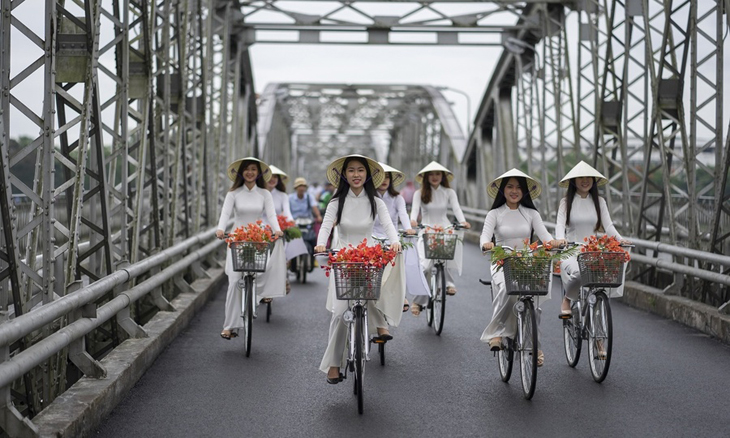 Ngắm vẻ đẹp của non sông thơ mộng của Huế bằng chuyến du lịch bằng xe đạp