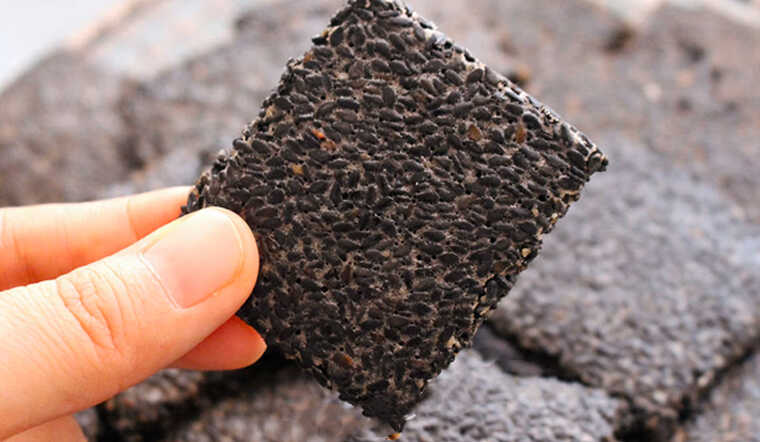 Cách làm bánh mè đen (vừng đen) ăn vặt bổ dưỡng giòn rụm đơn giản