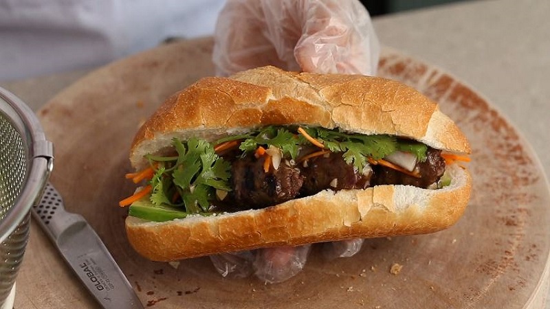 Bánh mì bò sả nướng với phần chả bò thơm ngon