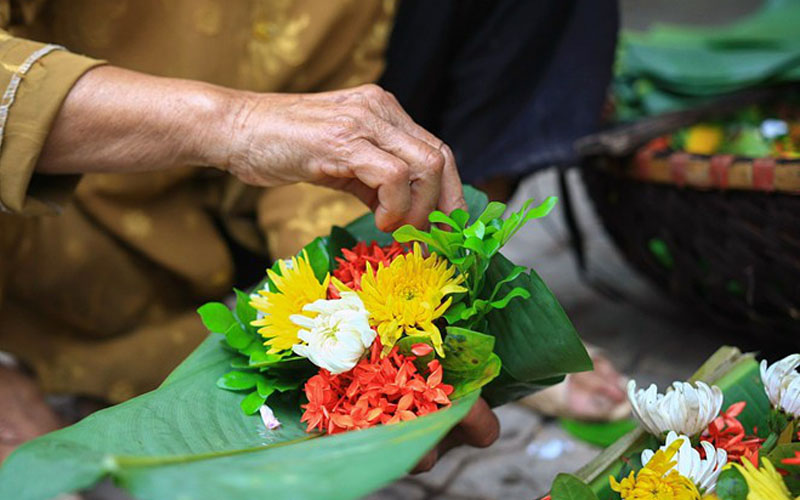 Gợi ý 10 loại hoa cúng Phật trang nghiêm và những điều cần lưu ý khi dâng hoa