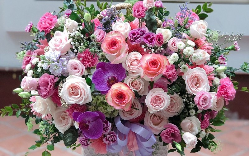 Giỏ hoa hồng cùng các loại hoa khác để tặng sinh nhật