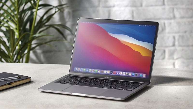 Macbook Pro với cấu hình mạnh mẽ và màn hình sắc nét.