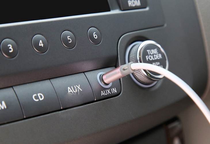 What is the AUX port on the amp? Functions, tips to use the AUX port properly