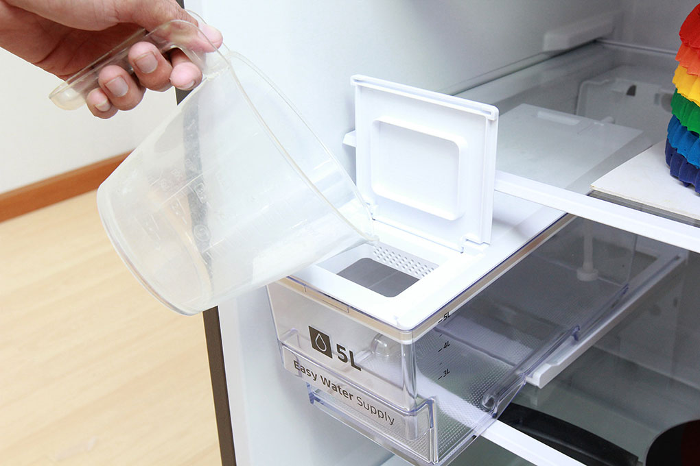 Thường xuyên kiểm tra lượng nước trong tủ lạnh samsung