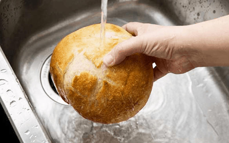 Bảo quản bánh mì bằng nước và than hồng