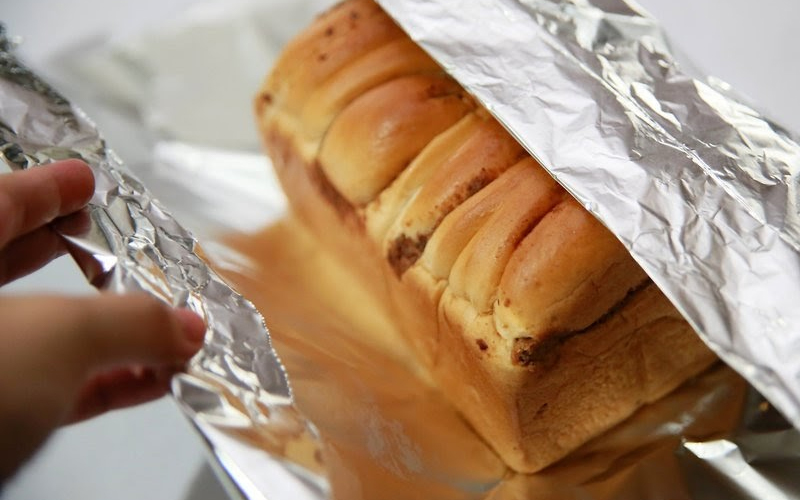 Bảo quản bánh mì bằng giấy bạc hoặc túi zip