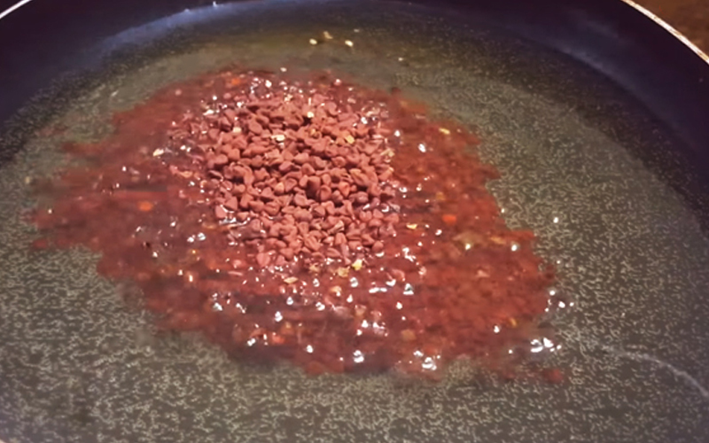 Cho hạt điều màu khô vào khi chảo dầu đã nóng già