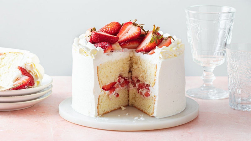 2 ways to make simple and eye-catching strawberry cake for birthdays