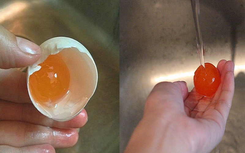 Tách trứng muối và đem rửa lòng đỏ trứng