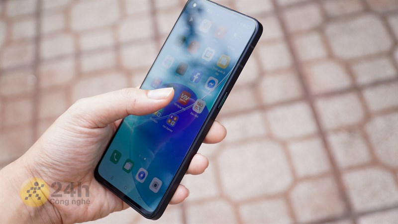 Test pin OPPO Reno6 5G bằng những tác vụ thông thường.