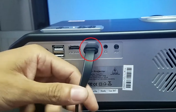 Hướng dẫn kết nối Macbook với máy chiếu nhanh đơn giản, dễ hiểu > Cắm đầu HDMI vào máy chiếu