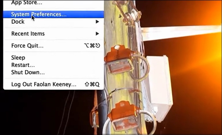 Vào menu Apple trên Macbook, chọn System Preferences