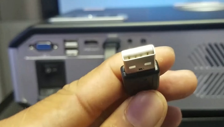 Hướng dẫn kết nối Macbook với máy chiếu nhanh đơn giản, dễ hiểu > Cắm đầu USB của thiết bị FCast vào máy chiếu