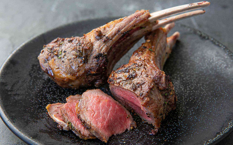 Steak cừu có hương vị đặc trưng đó chính là mùi tanh nhàn nhạt