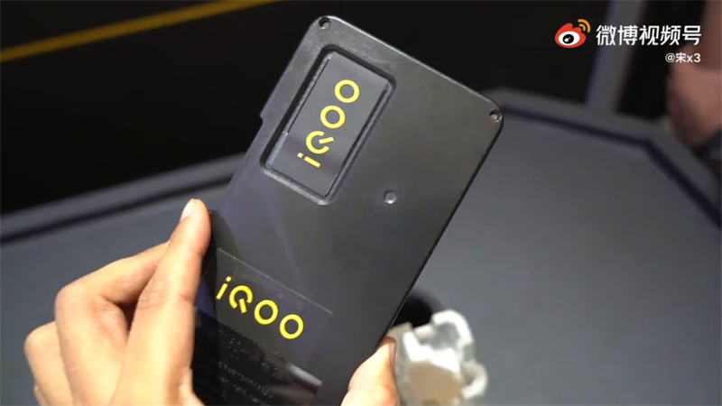 Tuy mặt sau điện thoại bị che khuất nhưng chúng ta vẫn nhận ra được cấu trúc camera có thiết kế hình chữ nhật