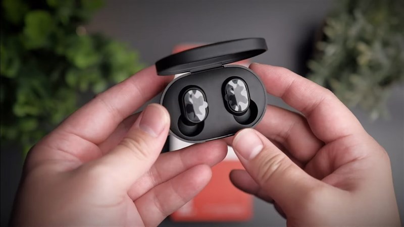 Nhân vật chính của chúng ta, chiếc tai nghe Redmi AirDots 2. Nguồn: Sean Talks Tech.
